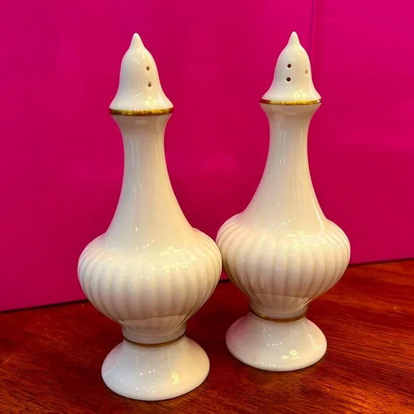 Lenox Salt And Pepper Shakers 5 1/2" Tall Made in USA Hand Decorated 24k Gold - Picture 5 of 7